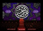 پرچم مخمل فاطمیه با طرح زیبای “فاطمه منی بضعه” در رنگ‌های بنفش و صورتی، تولید ماهوت‌کتیبه برای پشت منبری هیئت فاطمیه و عزاداری حضرت زهرا سلام‌الله‌علیها.