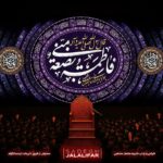 طرح معنوی و فاخر پرچم فاطمیه “فاطمه منی بضعه” از ماهوت‌کتیبه؛ چاپ دیجیتال با دقت بالا روی مخمل بنفش و صورتی، مناسب پشت‌منبری هیئت‌ها و مجالس فاطمیه
