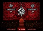 کتیبه پشت منبری فاطمیه یا فاطمه با مخمل مشکی و نقش اسلیمی سرخ، مناسب هیئتها و حسینیهها.